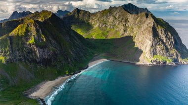 Norveç 'in Lofoten kentindeki Ryten Kvalvika Sahili' nin nefes kesici manzarası çarpıcı uçurumlar, el değmemiş kumsallar ve çarpıcı bir gökyüzü altında canlı turkuaz sular sergiliyor. Doğa aşıkları için mükemmel..