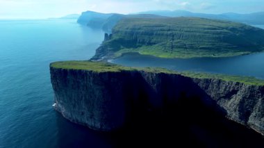 Faroe Adaları 'ndaki derin mavi Atlantik sularının üzerinde nefes kesici uçurumlar kulesi, görkemini sergiliyor. Bu uzak cennet büyüleyici manzaralar arayan maceracılar için mükemmel..
