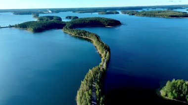 Finlandiya, Punkaharju 'nun dingin güzelliğini deneyimleyin. Bereketli ormanların ve sakin suların birleştiği yer. Punkaharju Doğa Koruma Alanındaki göller ve yeşil ormanlar arasında bir yol. 