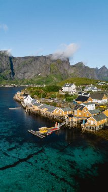 Sakrisoy, Lofoten 'ın sakin suları boyunca büyüleyici sarı kulübelerini sergiliyor..