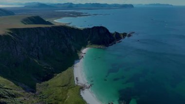 Norveç 'teki Matind Andoy' un çarpıcı kıyı manzarasını keşfedin. Heybetli uçurumlar kristal sularla buluşuyor, sakin bir atmosfer yaratıyor doğa severler ve maceracılar için mükemmel..