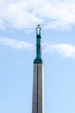 Riga, Letonya. 26 Ağustos 2025. İkonik Özgürlük Anıtı Riga 'nın merkezinde duruyor. Bağımsızlığı simgeliyor..