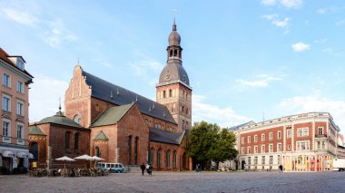 Riga, Letonya, 26 Ağustos 2025. Canlı şehir merkezindeki tuğla binalar ve büyük kiliseler. Bu canlı sahne Baltık kültürünün özünü yakalıyor..