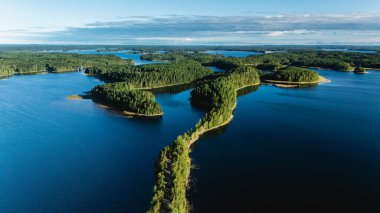 Finlandiya, Punkaharju 'nun büyüleyici manzarasını keşfedin, sakin göller ve yemyeşil yollarla çevrili Esker yolu, doğa meraklıları ve fotoğrafçılar için mükemmeldir..