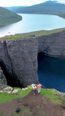 Faroe Adaları 'ndaki derin mavi sulara bakan büyüleyici uçurumları keşfedin. Burada iki maceraperest Sorvagsvatn Gölü, Vagar Gölü' ne hayret eder.