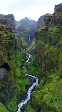 Mulagljufur Kanyonu 'nun heybetli kayalıklardan akan suların kesiştiği büyüleyici manzaralarını deneyin. Bereketli yeşillik engebeli araziyi kucaklıyor, doğa severler için bir cennet sunuyor..