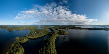 Finlandiya 'nın Punkaharju kentinin büyüleyici manzarasını keşfedin, bereketli ormanlar ve sakin göller sergilenmektedir. Bu esker yolu parlak mavi gökyüzünün altında resim gibi bir manzara sunuyor, doğa severler için mükemmel..