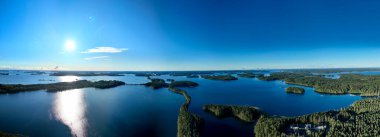 Punkaharju, Finlandiya 'dan Puruvesi Gölü' nün nefes kesici manzarası. Huzurlu manzara, yemyeşil yemyeşil ile çevrili renkli gökyüzünü yansıtan sakin sulara sahiptir..