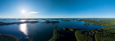 Göz kamaştırıcı panorama, Finlandiya 'da Punkaharju' nun huzurlu güzelliğini gözler önüne serer. Bereketli yeşillikler, parlak mavi gökyüzünün altındaki gölleri sakinleştirir. Doğada keşif ve maceraya davetiye çıkarırlar..