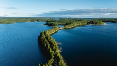 Finlandiya 'da Punkaharju' nun nefes kesici kıvrımlı manzarasını keşfedin. Göldeki ada ile çam ağaçları arasındaki doğal yol.