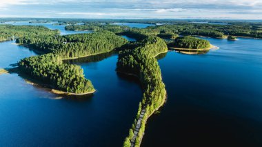 Finlandiya, Punkaharju 'nun nefes kesen güzelliğini deneyimleyin. Manzaralı bir esker yolu zengin yeşillik ve sakin sularda kıvrılır. Doğa aşıkları ve doğa maceracıları için mükemmel..