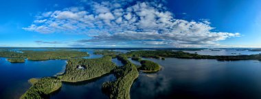 Finlandiya, Punkaharju 'nun nefes kesen manzarasını keşfedin, esker yolunun yemyeşil ormanlar ve sakin göller boyunca estiği. Doğa aşıkları ve manzaralı manzaralar arayan maceralar için mükemmel..