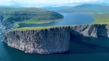 Faroe Adaları 'ndaki derin mavi okyanusun üzerindeki göz kamaştırıcı uçurum kulesi, canlı yeşil tepelerle çevrili. Bu büyüleyici manzara doğal gücü ve dinginliği gözler önüne seriyor. Sorvagsvatn Gölü, Vagar