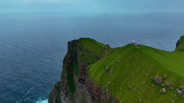 Kalsoy, Faroe Adaları 'nın yeşil tepelerin sonsuz okyanusla buluştuğu büyüleyici uçurumlarını deneyin. Bu uzak yerin huzurlu güzelliği doğa severler ve maceraperestleri cezbeder..