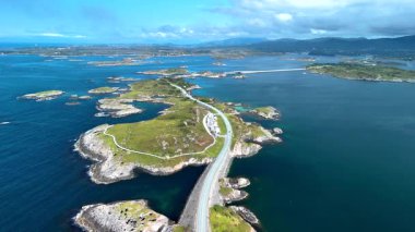 Norveç 'teki Atlantik Okyanus Yolu' nun büyüleyici manzarasını keşfedin, dolambaçlı yolların sakin sular ve bereketli adalarla buluştuğu yeri. Doğa aşıkları ve macera arayanlar için mükemmel bir ortam..