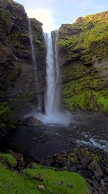 Kvernufoss Şelalesi yosun kaplı uçurumların üzerinden güçlü bir şekilde akar ve sakin bir atmosfer yaratır. Çevreleyen yemyeşil alan İzlanda 'nın nefes kesici manzarasına katkı sağlar..
