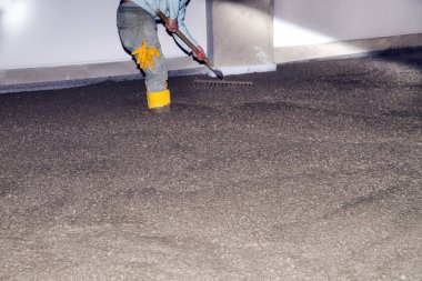 Beton wird gleichmig verteilt