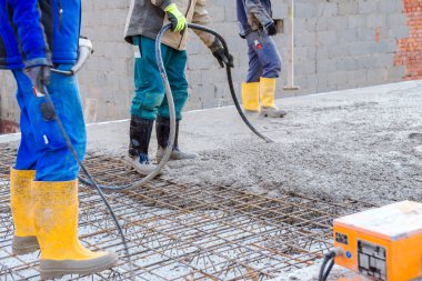 Etage wird wird ausgebaut, zuerst wird mit Beton gleichmaeig uebergossen.