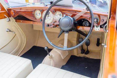 Ausstellung von Retroautos, Aussicht von Innen 