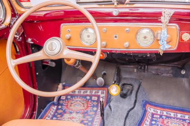 Ausstellung von Retroautos, Aussicht von Innen 