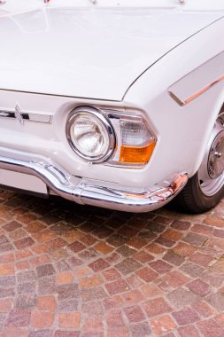 Ausstellung von Retroautos, Aussicht von Innen 