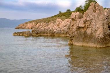 Riesige Felsen dem Ufer entlang, Kroatien