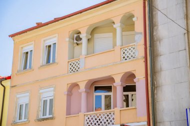 Balkonlu bir villa ve bolca yeri var.