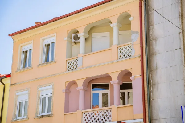 Balkonlu bir villa ve bolca yeri var.