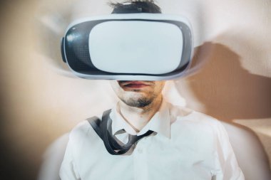 Bir çocuk sanal gerçeklik gözlükleriyle esport oynuyor.