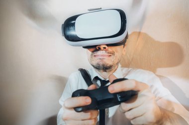 Bir çocuk sanal gerçeklik gözlükleriyle esport oynuyor.
