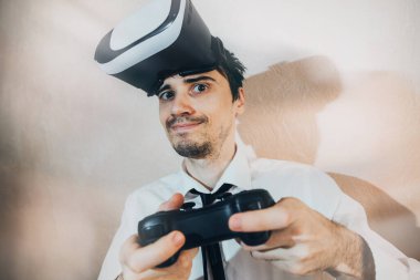 Bir çocuk sanal gerçeklik gözlükleriyle esport oynuyor.