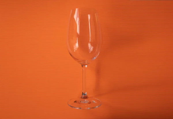Glas voor het serveren van wijn op een oranje achtergrond — Stockfoto