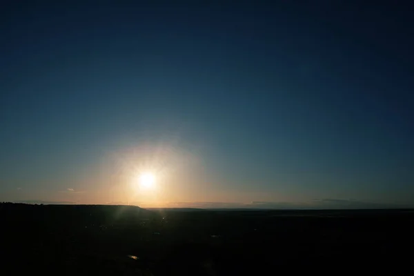 Puestas de sol en colores cálidos y cerca de algunas nubes pequeñas — Foto de Stock