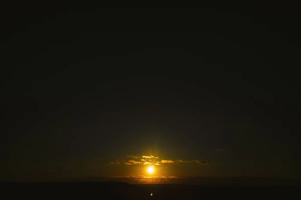 Pôr do sol em cores quentes e perto de algumas pequenas nuvens — Fotografia de Stock