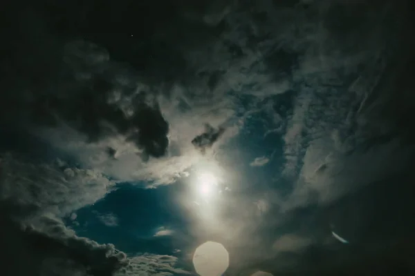 La lune et les étoiles dans la nuit et le ciel nuageux — Photo