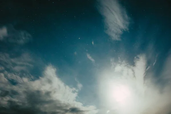 Księżyc i gwiazdy w nocy i zachmurzone niebo — Zdjęcie stockowe