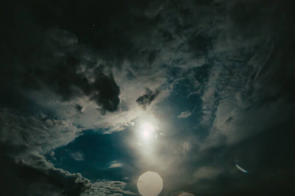 The moon and the stars in the night and cloudy sky — Stock Photo, Image