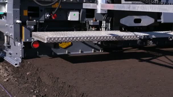 Arbeiten Asphaltfertiger Asphaltschichten Aufbringen Straßenbaumaschine Straßenbau — Stockvideo