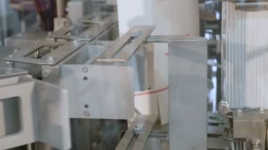 Karton kutular Ambalaj Makinası beslenir