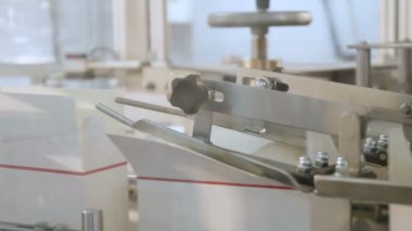 Karton kutu valfleri şekillendirme. Kutunun kenarlarını bükme