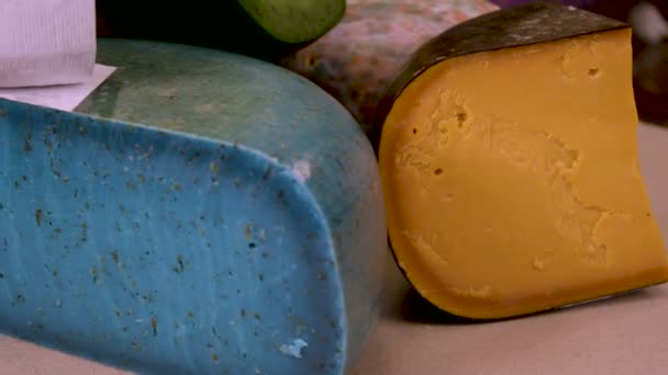 不同类型的奶酪的循环概述 红色调味奶酪 — 图库视频影像