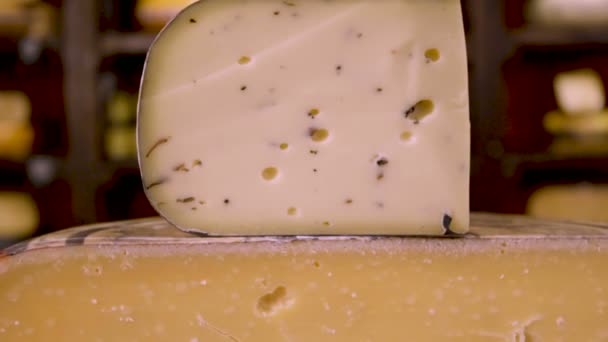 Queso Una Gran Cabeza Queso Amarillo Sólido Una Sección Una — Vídeos de Stock