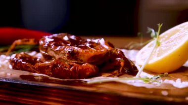 Fried yengeç kabuk limon, ahşap plaka olmadan biber
