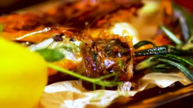 Yengeç kızarmış. Işık damlacıkları kavrulmuş yengeç bir tabak üzerine tereyağı içinde parıldamaktadır. Restoran yemek