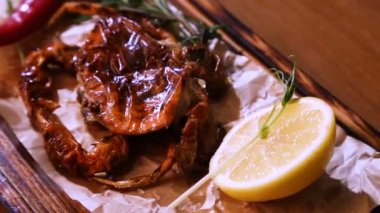 Kavrulmuş yengeç yemek restoran. Otlar, limon, karabiber ile kabuk olmadan yengeç