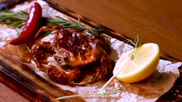 Plat Crabe Rôti Sur Une Assiette Bois Avec Citron Poivre — Video