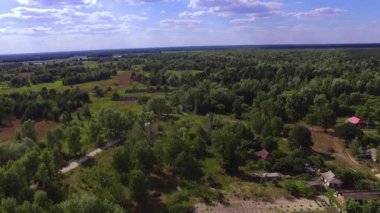Çernobil bölgesindeki yaşam: harabelerin yakınındaki bahçeler ve yerleşimcilerin evleri. Bilimsel bir belgesel konsepti olarak sosyal antropoloji ve insan direnci