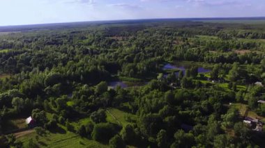 Çernobil bölgesinin manzarası ve coğrafyası: Ormanlar, terk edilmiş köyler ve Çernobil 'in kum tepeleri. Hava görünümü