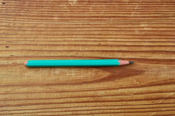 木製の背景に隔離された緑の鉛筆の閉鎖 — ストック写真