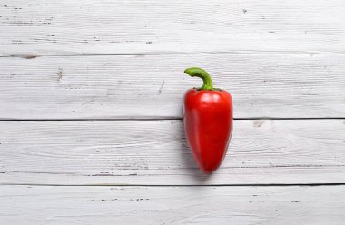 Kırsal beyaz ahşap masada kırmızı biber.